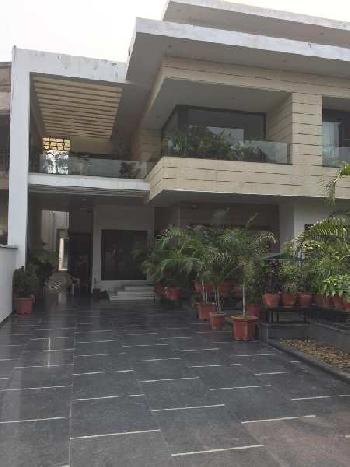 6 BHK Individual Houses / Villas for Sale in Race Course Road, Amritsar (6000 Sq.ft.)