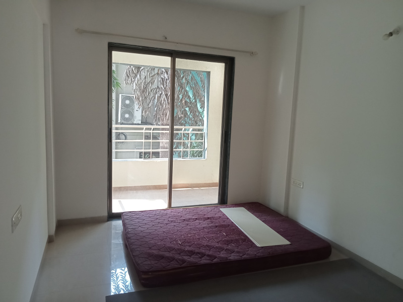 *3 BHK SPACIOUS APARTMENT WITH SERVANT ROOM FOR SALE AT KOREGAO PARK, PUNE*