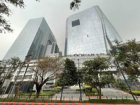 READY TO MOVE SHOP AVAILABLE FOR FIT OUT AND LEASING. AT PRIME LOCATION OF NOIDA EXPRESSWAY.