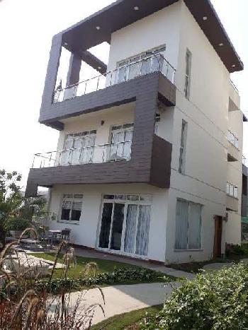 5 BHK Individual Houses / Villas for Sale in Delta I, Greater Noida (4300 Sq.ft.)