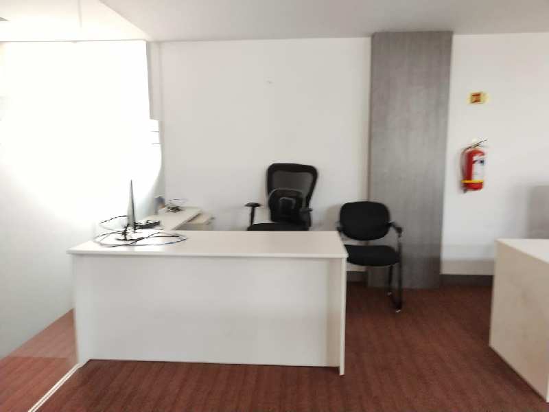 100 Seater furnished office at rnt marg
