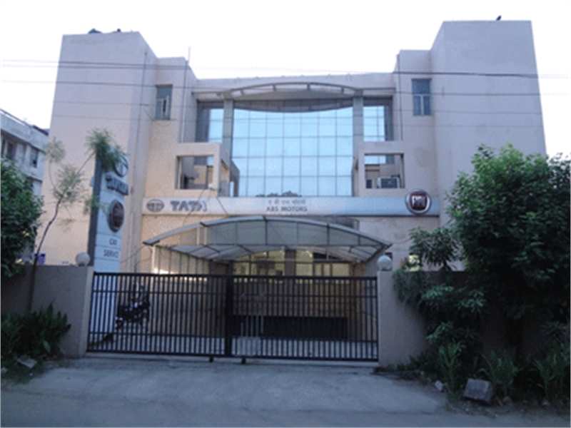 cheap rate  3800 sq ft height 18 with lift warehouse for lease in udyog vihar gurgaon