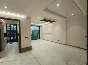 LUXURY BUILDER FLOOR NEAR GOLF COURSE ROAD