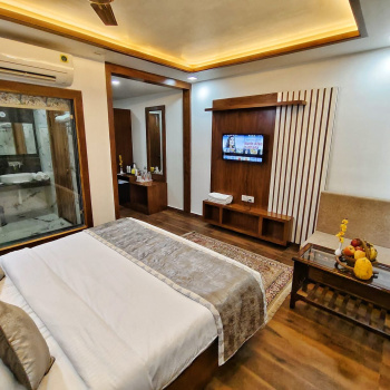 450 Sq. Yards Hotel & Restaurant for Rent in Fatehabad Road, Agra