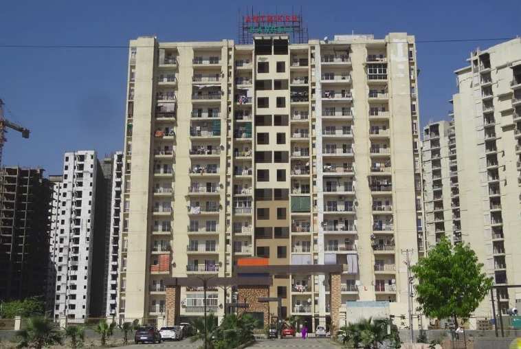 2 BHK Flats & Apartments for Sale in Sector 77, Noida (855 Sq.ft.)