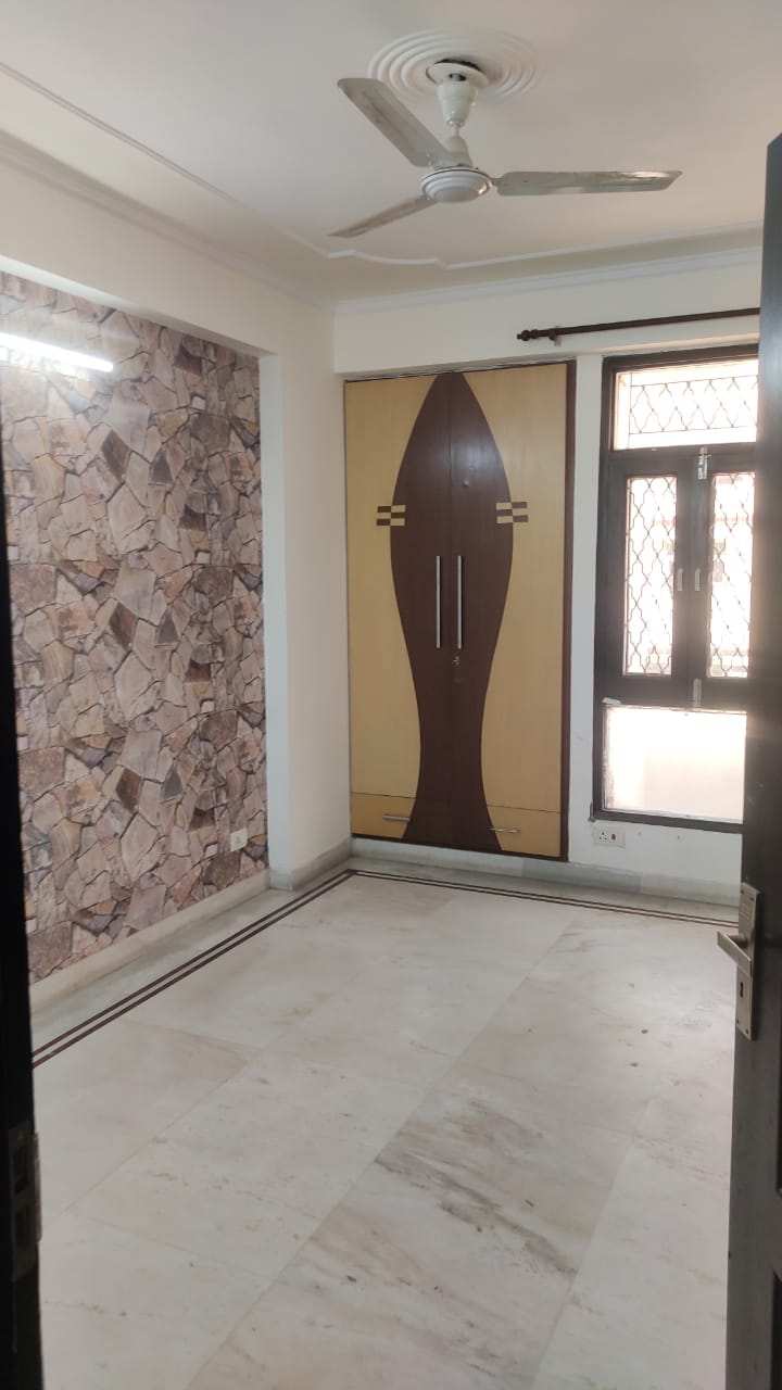 4 BHK Flats & Apartments for Sale in Sector 12, Dwarka, Delhi (2300 Sq.ft.)