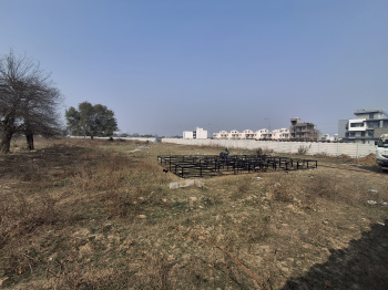 Flats & Apartments for Sale in Yamuna Expressway, Greater Noida (2400 Sq.ft.)