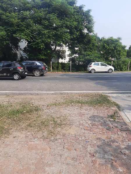 Commercial Location Plot for sale on 30m Wide road Sector-40,Noida.