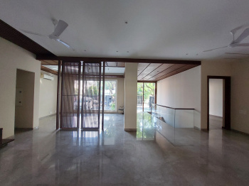 Tolet : Ultra Modern First Floor 3 BHK Plus Lift Servant Room Parking