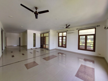 For Rent : 4 BHK with Lift Plus Servant Room and Car Parking