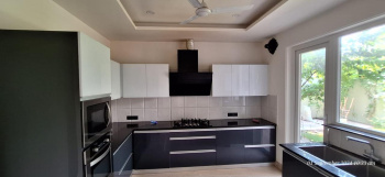 Tolet : 3 BHK Plus Servant Room, Lawn, Courtyard, Driveway