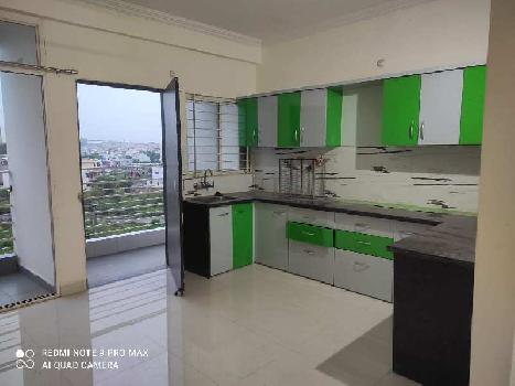 3 bhk flat semi furnished , modular kitchen, wardrobe , Car parking