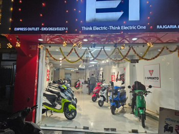 800 Sqft commercial shop or showroom space is available for rent at the prime location ratu road chowk in harmu bypass road Ranchi.