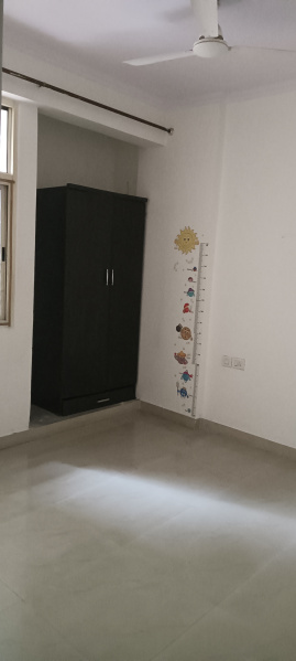 3 bhk flat /Pg available in crossing republic ghaziabad