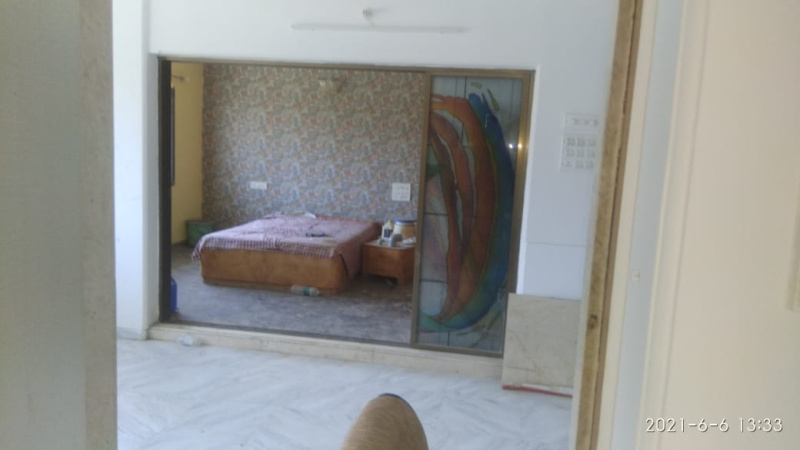 2BHK, Semi-furnished, On rent in Lokhandwala
