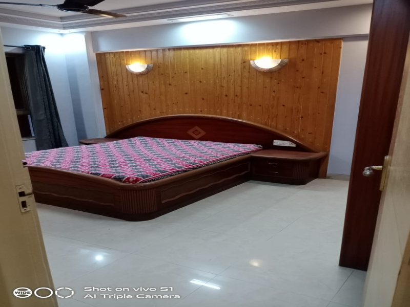 3BHK, Semi-furnished , on rent in Lokhandwala