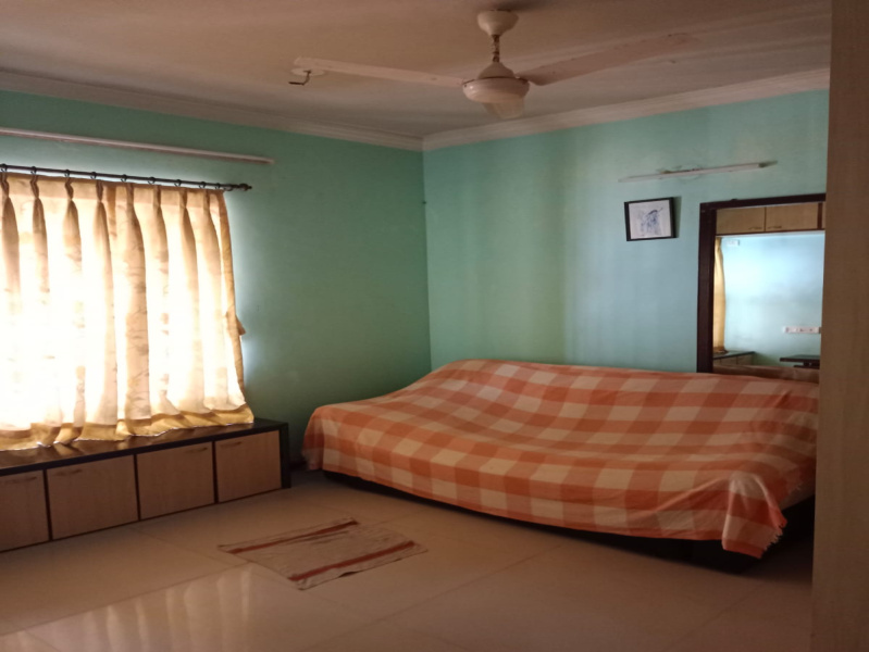 2 BHK Flats & Apartments for Sale in Juhu, Mumbai (900 Sq.ft.)