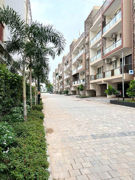 3 BHK Flats & Apartments for Sale in Patiala Road, Zirakpur (150 Sq. Yards)