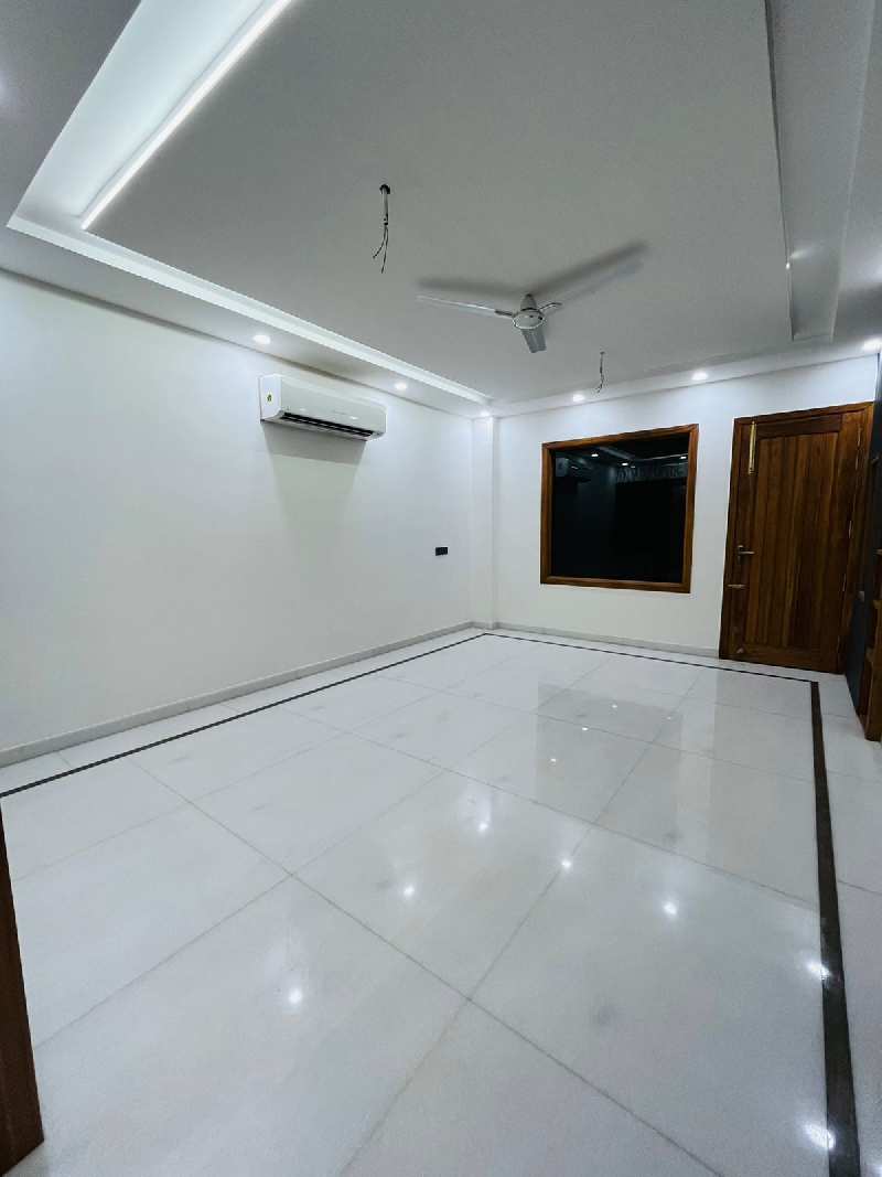Ultra Modern Brand New Combo of Builder Floor+Basement+Common Terrace For Sale in Block K, South City 1, Gurgaon.