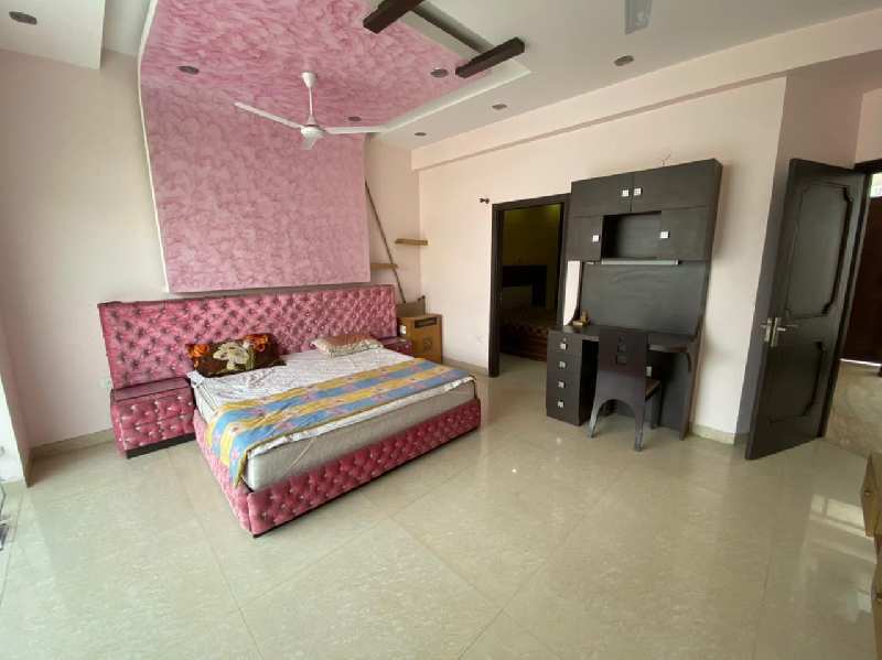 6 BHK Individual Houses / Villas for Sale in Aradhana Enclave, R. K. Puram, Delhi (9000 Sq.ft.)
