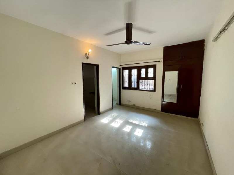 3 BHK Flats & Apartments for Sale in Pocket H, Sarita Vihar, Delhi (1500 Sq.ft.)