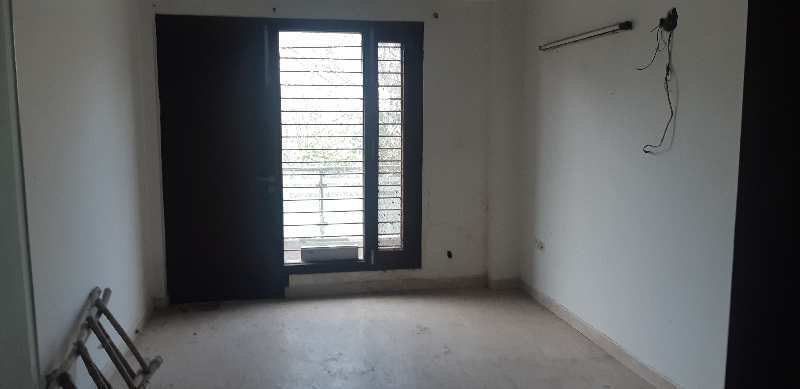 Independent 3BHK builder floor on (2nd floor) available for immediate sale in Saraswati Vihar, Pitampura, Delhi