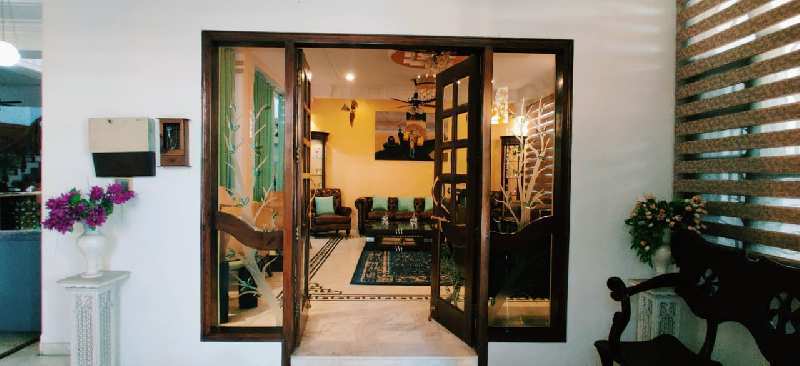 1300 Sq Yds 8 BHK Independent Villa, beautifully built in the posh area of Ghaziabad