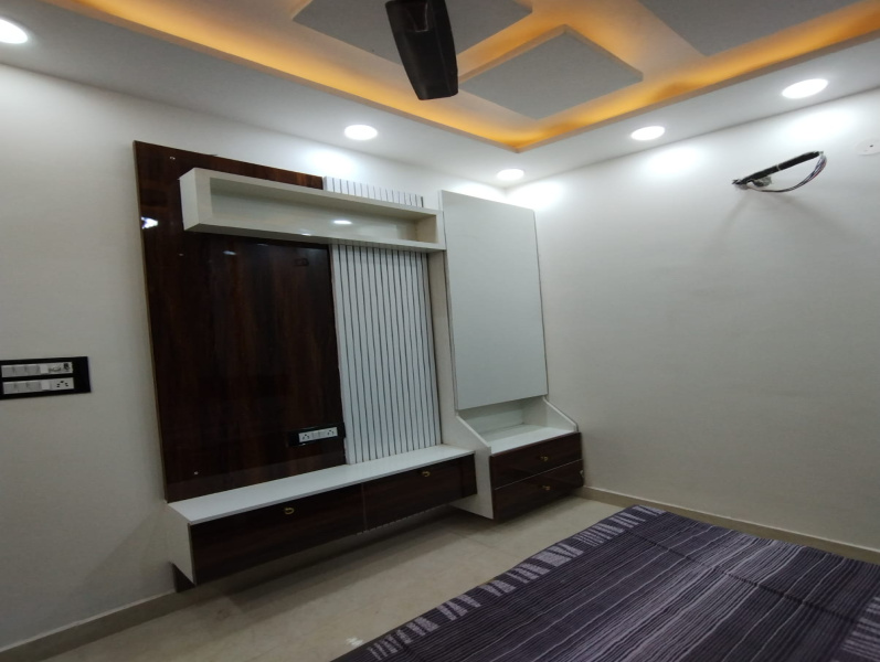 2 BHK Flats & Apartments for Sale in Om Vihar, Uttam Nagar, Delhi (560 Sq.ft.)