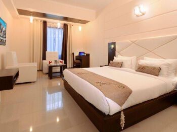 14000 Sq.ft. Hotel & Restaurant for Rent in Fatehabad Road, Agra