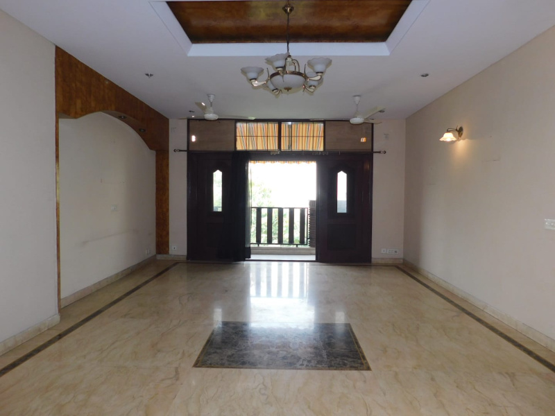 4 BHK Builder Floor for Sale in Navjeevan Vihar, Delhi (300 Sq. Yards)