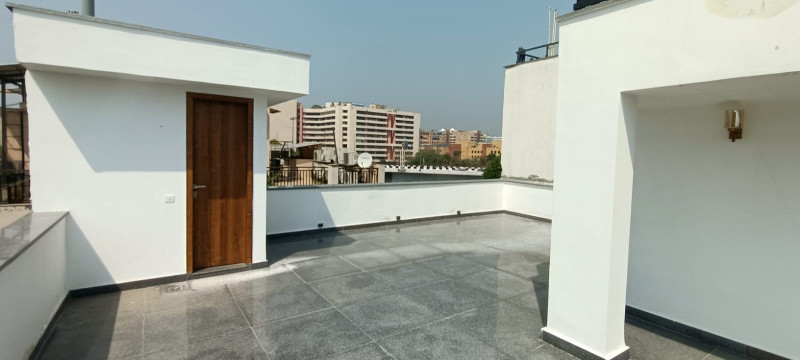 3 BHK Flats & Apartments for Sale in Sarvpriya Vihar, Delhi (217 Sq. Yards)