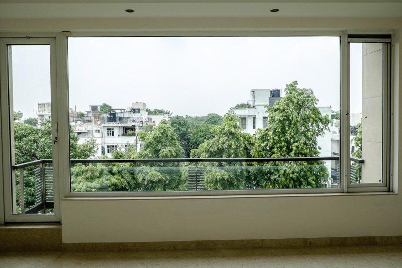 4 BHK Flats & Apartments for Sale in Block S, Panchsheel Park, Delhi (510 Sq. Yards)