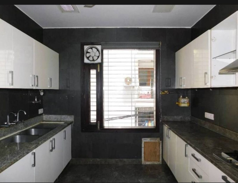 3 BHK Flats & Apartments for Sale in Block R, Green Park Extention, Delhi (275 Sq. Yards)