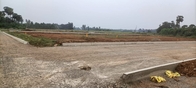 VMRDA layout with 40 ft roads, electricity, parks and boundary wall. 500 metres from kothavala - Araku road and the layout is at  Datti, 5 km from Kothavala junction. Rs 10500 per square yard, loan available. Plot sizes - 167 , 200 . Please contact