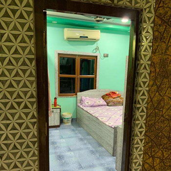 2 shops, 1800sq/ft room in first floor, 250sq/ft in 4th floor , renet money 18k building for sale at near 42 bus stop