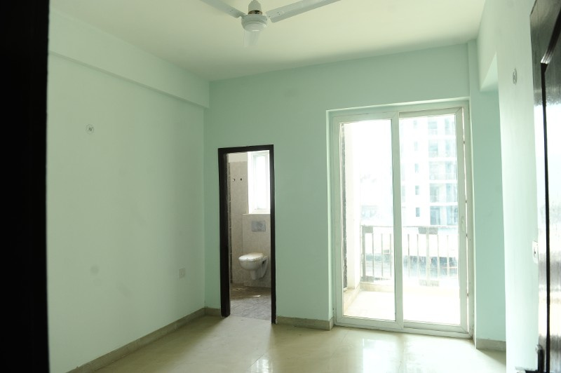 2 BHK Flats & Apartments for Sale in Sector 143, Noida (940 Sq.ft.)