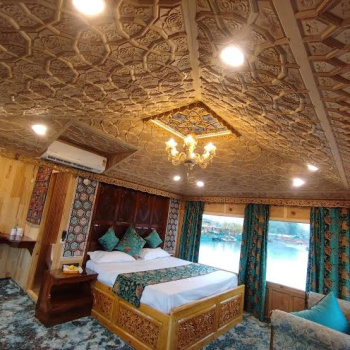 Hotel & Restaurant for Rent in Dalgate, Srinagar (1 Acre)