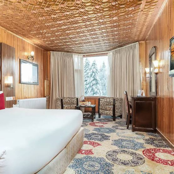 Hotel & Restaurant for Rent in Gulmarg, Baramula (1 Acre)