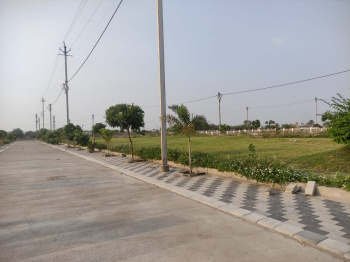 Commercial plot on 100 ft Road