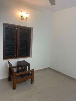 2 BHK MIG FLAT 1ST FLOOR PITAM PURA NEAR BY METRO STATION