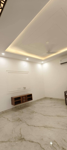 200 Gaj builder floor Pitam Pura lift n parking