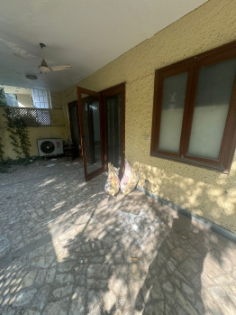 4 BHK Flats & Apartments for Rent in Gulmohar Park, Delhi (300 Sq. Yards)