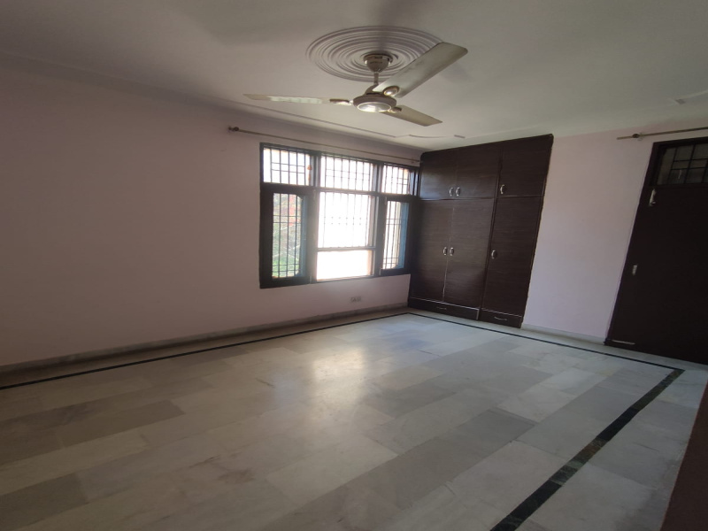 House for sale in sector 9 panchkula Haryana . Avilable of 2.5 Storey.