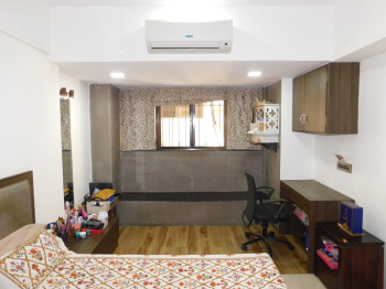 Flats & Apartments for Sale in Khar, Mumbai (724 Sq.ft.)