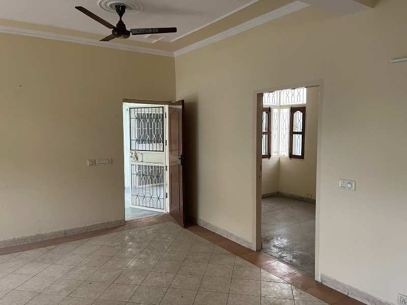2 BHK Flats & Apartments for Rent in Sector 21D, Faridabad (1300 Sq.ft.)