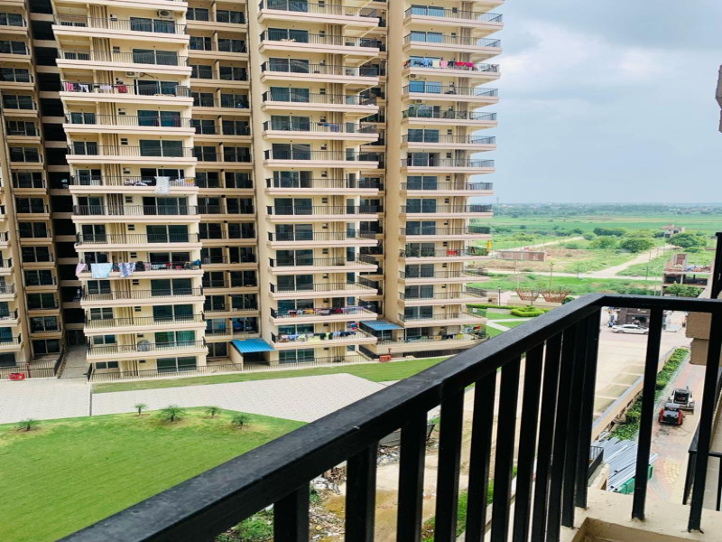 3 BHK Flats & Apartments for Sale in Yamuna Expressway Yamuna Expressway, Greater Noida (1375 Sq.ft.)