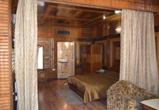 9000 Sq.ft. Hotel & Restaurant for Sale in Mall Road, Nainital