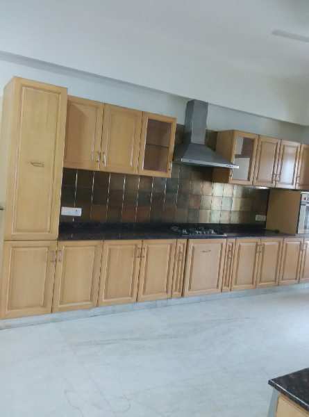 This is a 4 bhk + 1 servent room apartment is avialable for rent in Dlf ARALIAS in Sector 54 ,Golf course road . This proprty available is Tower E.