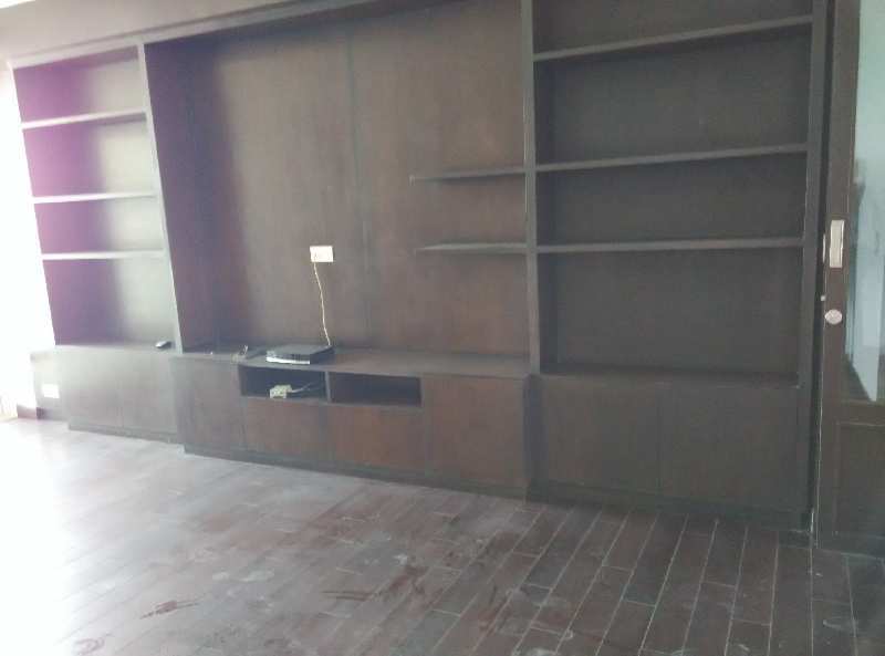 This is a 4 bhk + 1 servent room apartment is avialable for rent in Dlf Aralias  in Sector 54 ,Golf course road . This proprty available is Tower E.