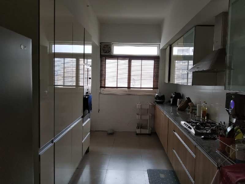 This is a 4 bhk + 1 servant room apartment is available for rent in Dlf Belaire in Sector 54 ,Golf course road . This proprty available is Tower E.